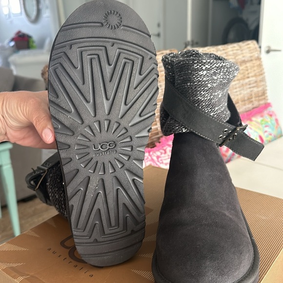 Never worn Uggs Cambridge Metallic - Picture 2 of 4